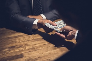 Сурхондарёда фуқаро чет элликнинг пулларини ўзлаштирмоқчи бўлди