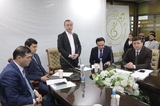 Санъаткорларга жамоат жойларда ортиқча салбий ҳаракатлар қилмаслик тушунтирилди