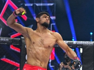 Nursulton Roʻziboyev UFCdagi birinchi jangidan qancha pul ishlab oldi?