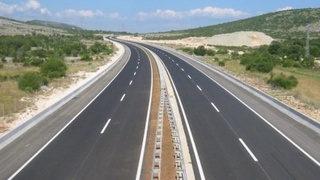 ОТБ Сурхондарё ва Бухоро вилоятларидан ўтувчи автомобиль йўлларини таъмирлашга кредит ажратди