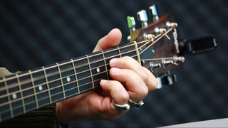 Musiqachi miya operatsiyasi vaqtida gitara chaldi