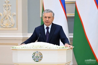 Давлатимиз раҳбари мукофотларни ўз соҳибларига топширди