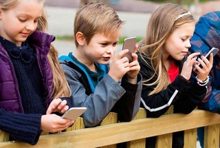 ЮНЕСКО даъват мекунад, ки дар саросари ҷаҳон истифодаи смартфонҳо дар мактабҳо манъ карда шавад