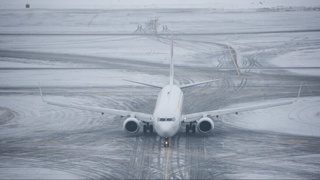 Япониядаги аэропортда иккита самолёт тўқнашиб кетди