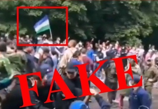Видеоролик с гражданами, держащими в руках флаг, похожий на государственный флаг Узбекистана, является фейковым