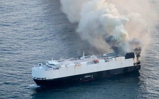 Дар Уқёнуси Ором  киштие, ки 3000 мошинро мебурд, оташ гирифт