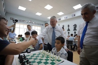 Тошкент давлат иқтисодиёт университетида Анатолий Карпов номидаги шахмат мактаби очилди