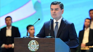Sherzod Asadov Oʻzbek tili bayramida prezidentning tabrigini oʻqib eshittirdi