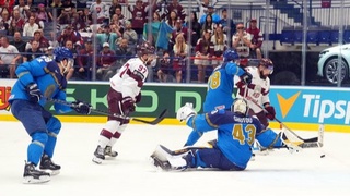 Хоккеисты Латвии обыграли Казахстан и поднялись на второе место