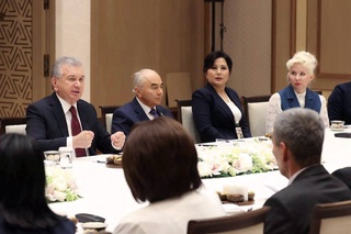 Президент Шавкат Мирзиёев туман ва вилоят халқ таълими бўлимларини танқид қилди