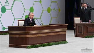 Prezident tibbiyot xodimlari bilan muloqot qilmoqda
