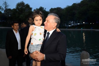 The President gets acquainted with the conditions created in the park named after Gafur Gulom