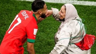 Софьян Буфаль станцевал с мамой после победы над Португалией