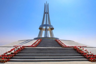 Дослық стеласы: жақсы қоңсышылық, исенимли бирге ислесиў белгиси