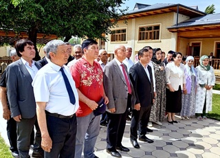 Бизнинг Тўра Сулаймон – бир ён