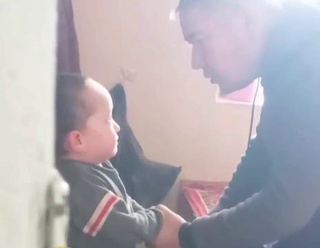 Termizda erkak yosh bolasini muttasil kaltaklab kelgani aytilmoqda