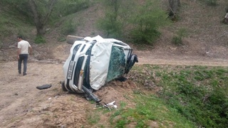 Бўстонлиқдаги тоғли ҳудудда Trailblazer ағдарилиб кетди