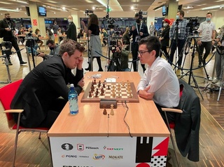 Нодирбек Абдусатторов шахмат юлдузларига қарши дона суради