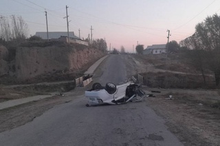 Samarqandda “Gentra” beton toʻsiqqa urilib agʻdarilib ketdi