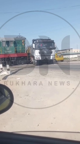 Бухорода юк машинаси тепловоз билан тўқнашиб кетди