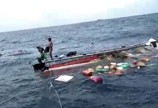 Индонезияда кема ҳалокатга учради, оқибатда икки киши ҳаётдан кўз юмди