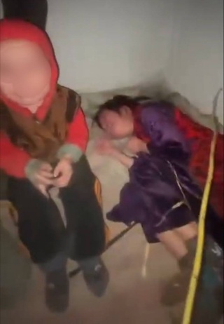 Ota-onasi Rossiyaga ishlashga ketgan yosh bolalar xipchin bilan savalandi