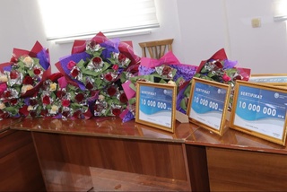 Навбаҳорлик 8 мактаб директори пул мукофоти билан тақдирланди