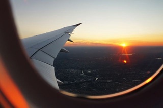 Uxan yetti oylik tanaffusdan so'ng birinchi xalqaro samolyotni kutib oldi