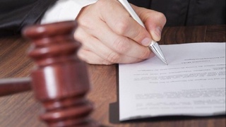 Алимент тўламаган отанинг иши судда мухокама қилинди