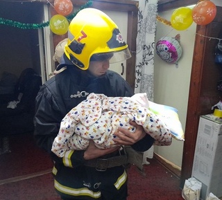 Уй ичида қулфланиб қолган бола қутқариб қолинди