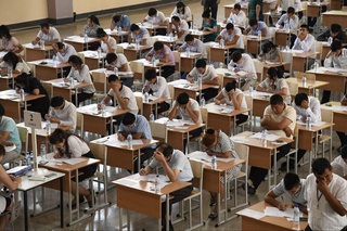 Ўзбекистонда ОТМларга кириш имтиҳонлари ёпиқ биноларда ўтказиладиган бўлди