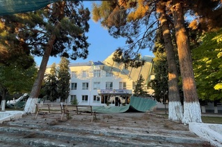 Kuchli shamol Boysunda 23 mahallani elektr energiyasidan uzib qoʻydi