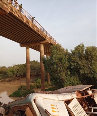 Малида автобуснинг кўприкдан тушиб кетиши оқибатида 31 киши ҳалок бўлди