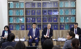 Хитой Элчихонаси Инсон ҳуқуқлари уйига 800 та китоб совға қилди