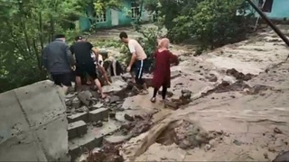 Namanganda sel kelishi oqibatida 16 va 14 yoshli opa-singilni devor bosib qoldi