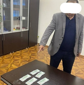 Фуқарони ишга киритиб қўйишни ваъда берган тез ёрдам бўлими мудири ушланди