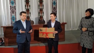 Фарғоналик информатика ўқитувчиси Халқ таълими фидойиси унвони билан тақдирланди