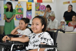 В Навои прошла благотворительная выставка работ детей с онкологическими заболеваниями