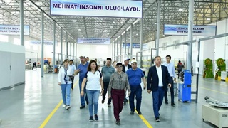 Заместитель советника Президента посетила промышленные предприятия Навоийской области