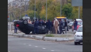 Toshkentda boshqaruvni yoʻqotgan “Nexia-3” agʻdarilib ketdi