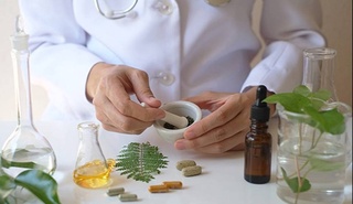 Оказание услуг медицинской диагностики и лечения лицом, не имеющим права заниматься деятельностью в области народной медицины, влечет административную ответственность