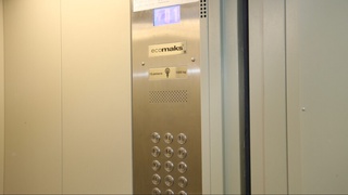 Пермдаги шифохонада ичида беморлар бўлган лифт пастга катта тезликда тушиб кетди