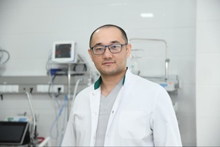 SSV: Xorijdan qaytgan o'zbek kardiojarrohi sakkiz oyda yuzdan ziyod murakkab operatsiyada ishtirok etdi