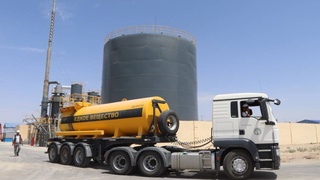 На геотехнологические рудники ГП «Навоийуран» доставлена первая партия сульфатной кислоты местного производства