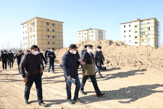 Зойир Мирзаев Пискент туманида бунёд этилаётган “Янги Ўзбекистон” турар жой массиви қурилиш жараёни билан танишди