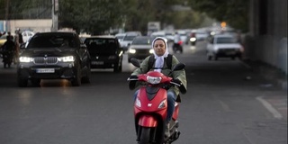 Женщинам в Иране разрешили водить мотоциклы