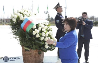 Председатель Милли Меджлиса Азербайджанской Республики С. Гафарова возложила цветы к подножию монумента Независимости в парке «Новый Узбекистан»