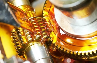 Ҳиндстанның ири компаниясы менен транспорт қураллары ҳәм мотор майларын ислеп шығарыў перспективалары додаланды