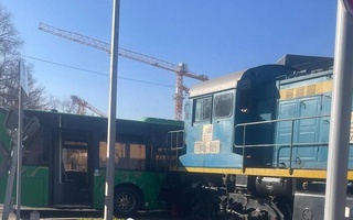 Olmaotada teplovoz va avtobusning to'qnashib ketishi oqibatida olti kishi jabrlandi