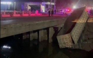 Кўприк юк машинаси ўтаётган вақтда қулаб тушди